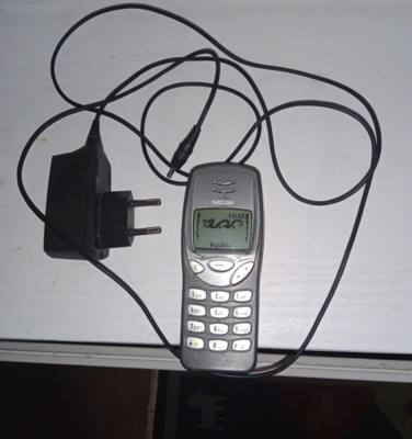 Vintage Nokia 3210 (NSE-8) vuosimalli 1999 + laturi.