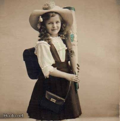KOULU / Lierihattuinen koulutyttö ja karkkituutti. 1900-l.