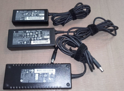 HP virtalähteitä 65W, 90W, 135W, iso tynnyriliitin