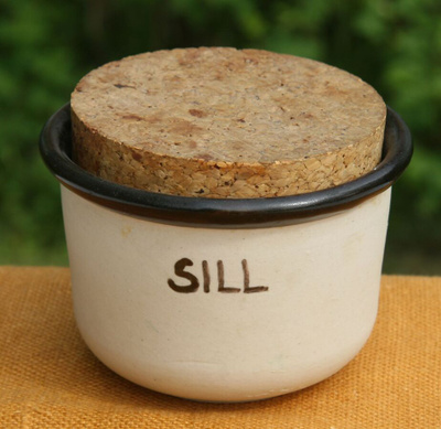 Keraaminen sillipurkki korkilla