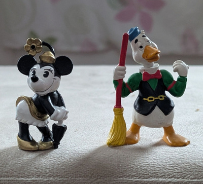 2 Disney figuuria Minni ja Hansu