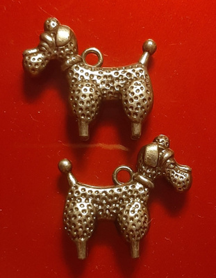Metallinen riipus / amuletti puudeli koira