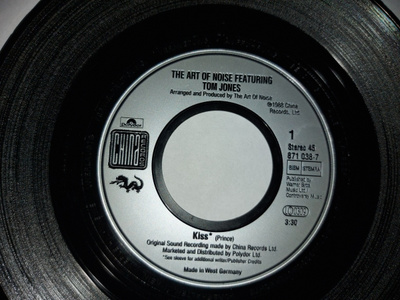 THE ART OF NOISE FEATURING TOM JONES - KISS  - 7 " Single