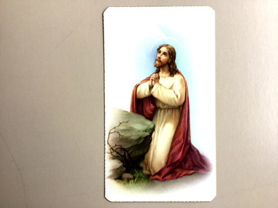 Pyhäkoulukortti Jeesus rukoilee polvillaan