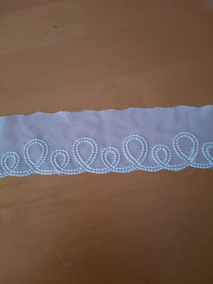 Vaaleankeltainen pitsi 560cm