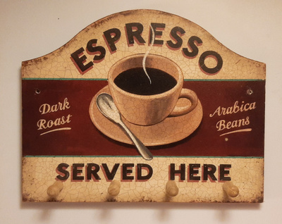 Pieni puunaulakko espresso served here retro