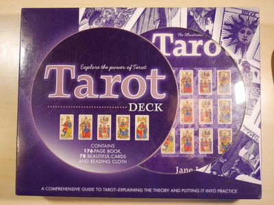Tarot-pakka ja kirja