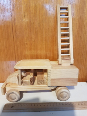Puinen tikasauto