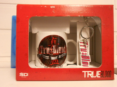 TRUE BLOOD GIFT PACK	(9 331)	muki + avaimenperä (metallia)	m