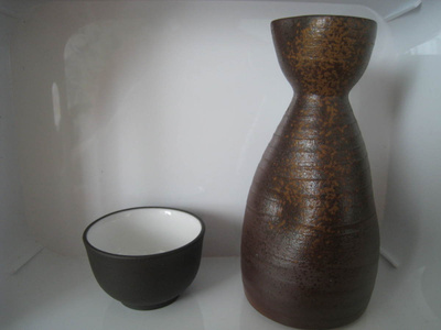 Sake pullo ja kuppi Japani Okayama käyttämätön