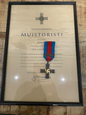 Ilmavoimien muistoristi  myöntökirjalla