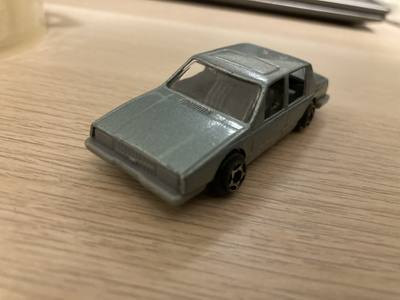 Volvo 760 GLE 1/64 pikkuauto. Vanha.