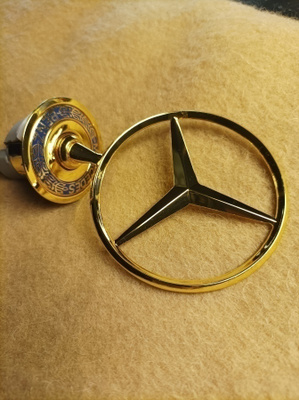 Mercedes-Benz tähti, kullanvärinen