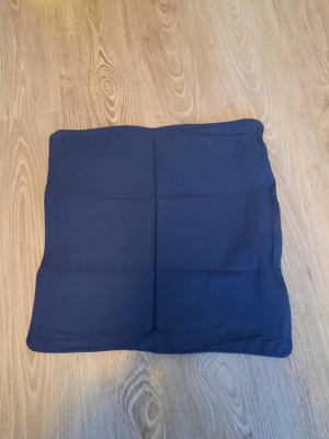 Tummansininen tyynynpäällinen