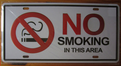 NO smoking in this area - Metallinen taulu 15,5x31,7cm