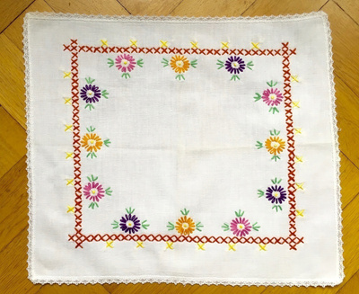 Puuvilla PÖYTÄLIINA, kaunis KÄSIN KIRJAILTU LIINA 36x42cm
