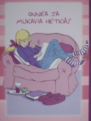 Tyttö lukee nojatuolissa
