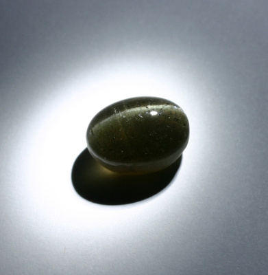 Mustahko kissansilmä skapoliitti 16.85 ct laadukas juova