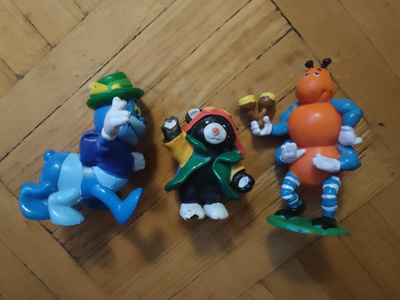 Valikoima muovifiguureja