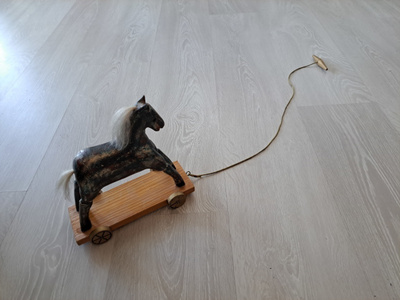 Vanha vedettävä puuhevonen