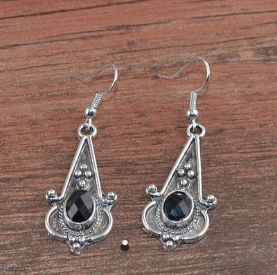 402 B .. Tiibet Hopea Gem Musta Lucite .. Korvakorut