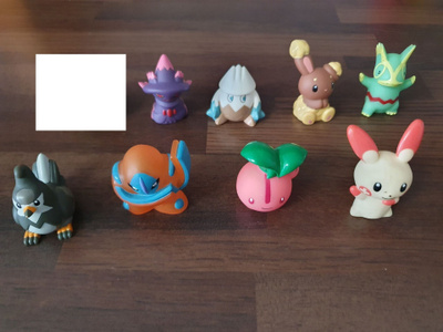 Pokemon Bandai figuureja yksittäin myynnissä.