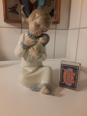 ZAPHIR /( LLADRO ? Tyylinen ) , Posliinityttö patsas.