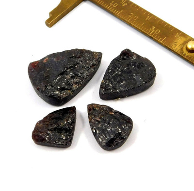 Granaatteja 82.62ct näyttäviä muotoiltuja raakakivipintaisia