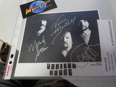 VANILLA FUDGE B/W KUVA KOLMELLA NIMMARILLA