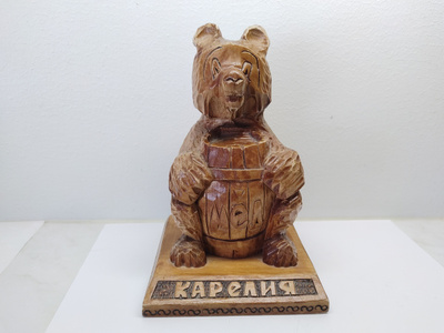 Karhu hunajapurkilla puufiguuri, Karjala