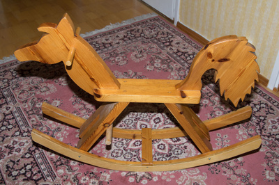 Puinen keinuhevonen