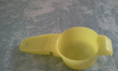Tupperware keltainen minisiivilä / teesihti / lävikkö