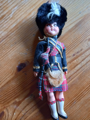 Nukke sotilasasussa, Skotlanti/Britannia