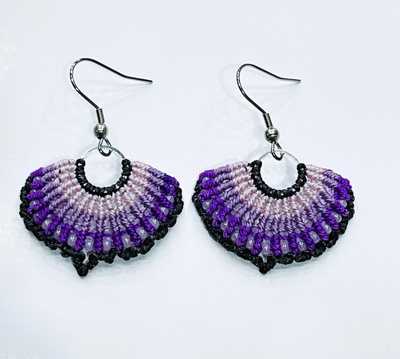 Makramee simpukka -korvakorut - violetit - 4 x 3,5 cm