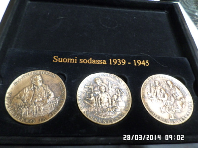 Suomi sodassa  1939 - 1945   Mitalilaatikko  mitaleineen..