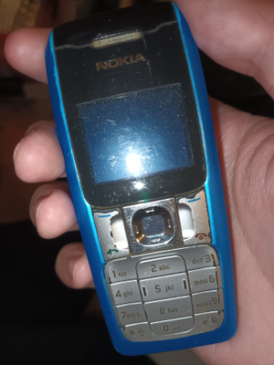Sininen harmaa Nokialainen Corporation Model 2310 puhelin
