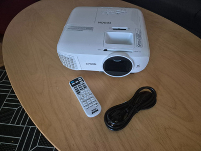 Tehokas videotykki Epson EH-TW5400