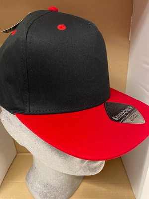 Snapback Lippis musta / red