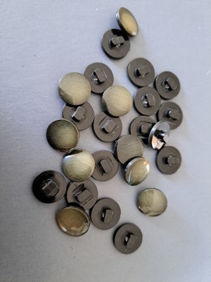 Tummahko vihreä kantanappi 14mm