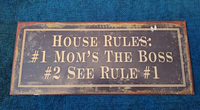 Metallikyltti Mom's The Boss
