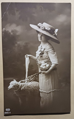Nuori leidi taluttaa karitsaa, komea hattu p. 1913 Suomeen