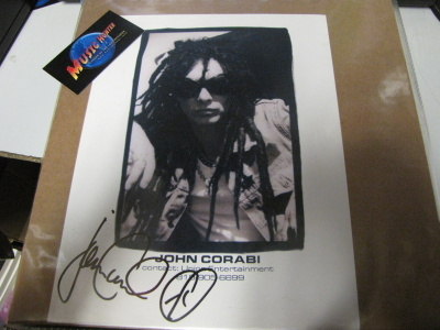 JOHN CORABI PROMOKUVA NIMMARILLA
