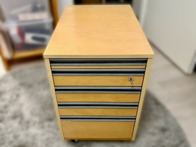 Isku lukollinen laatikosto