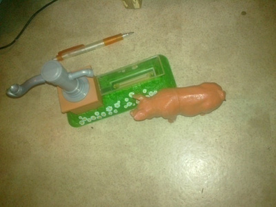 Mattel 1999 Juottokaukalo 17 cm, 1 kpl ja isot siat 2kpl