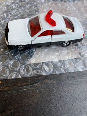 Nissan Cedric Poliisiauto Tomica n 1/64 pikkuauto.