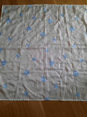 Sinivalkoinen pöytäliina 85x85cm