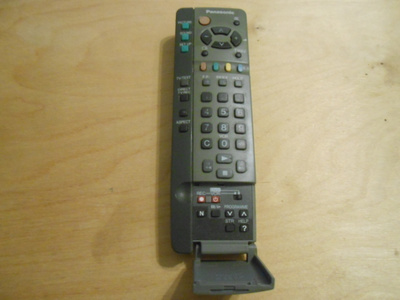 PANASONIC UR51FT909-2 kaukosäädin, signaali lähtee.