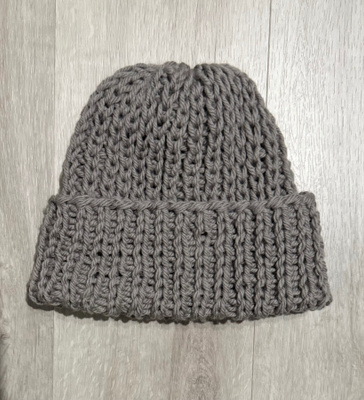 Käsin neulottu muhkupipo