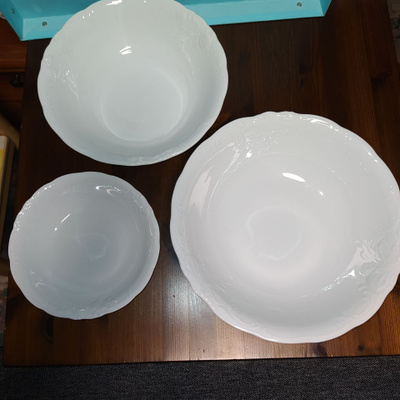 3 posliinikulhoa