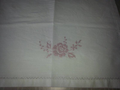 Ristipisto ruusuin koristeltu verho kappa noin 54x250cm